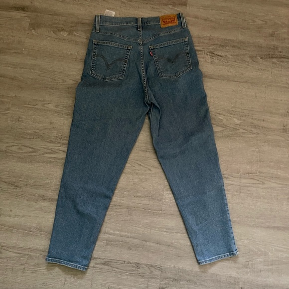 Women’s Levi’s high waisted taper in medium wash size 29 - Picture 2 of 2